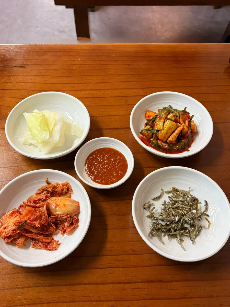 Lauk dasar dan kimchi matang yang disajikan lebih dulu