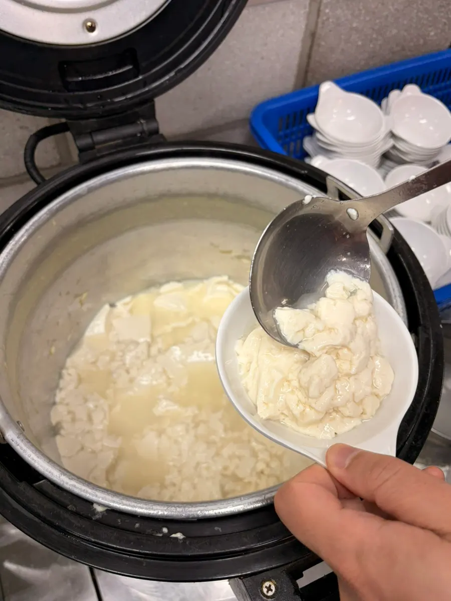 Sundubu yang diambil sedikit ke dalam mangkuk