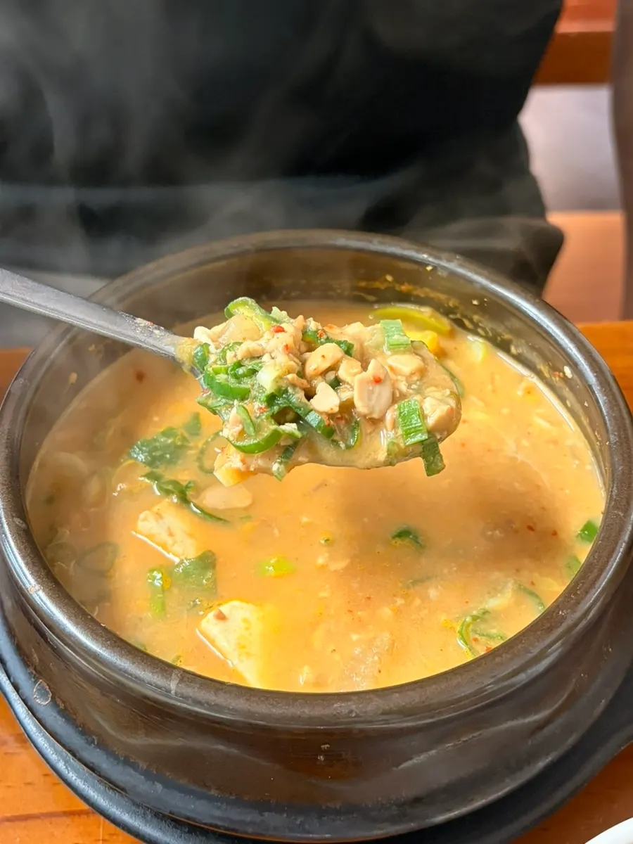 Cheonggukjang kental dimakan dengan nasi