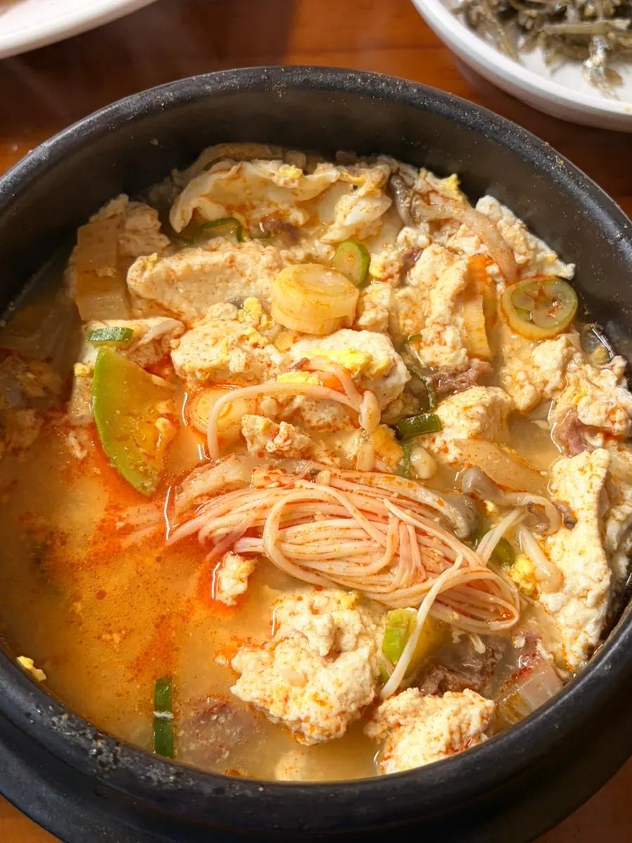 Sisa sundubu setelah dimakan lebih dari setengah