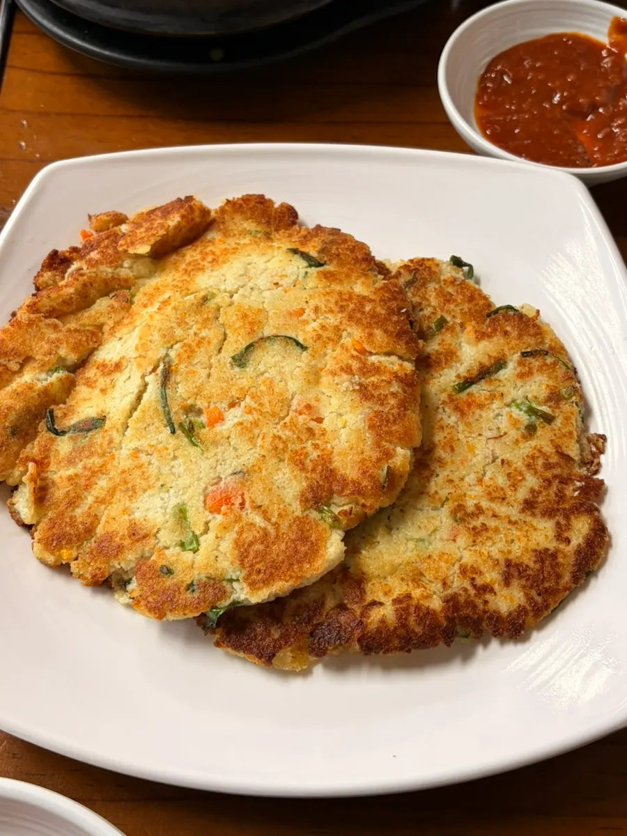 Kongbiji-jeon yang dipesan sebagai side dish