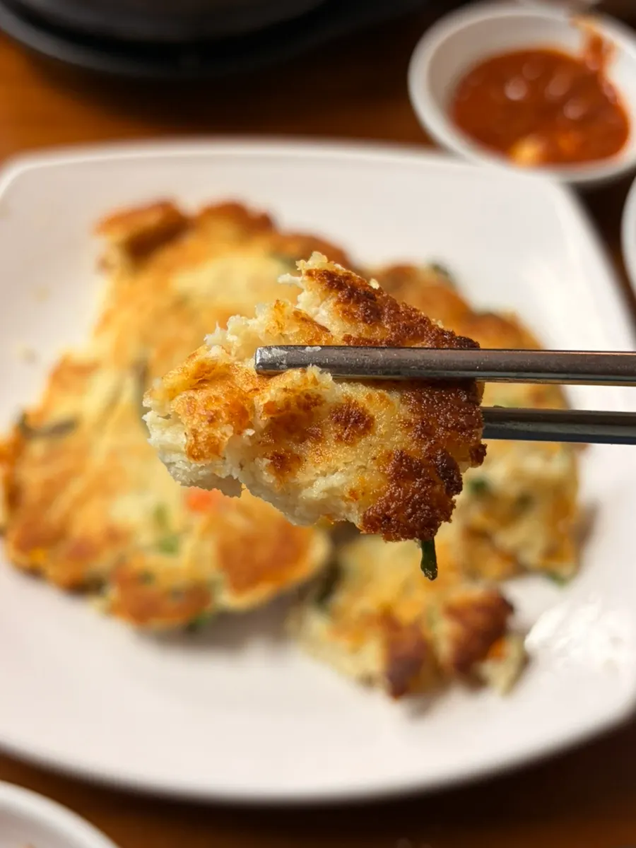 Potongan kongbiji-jeon yang renyah dan mudah hancur