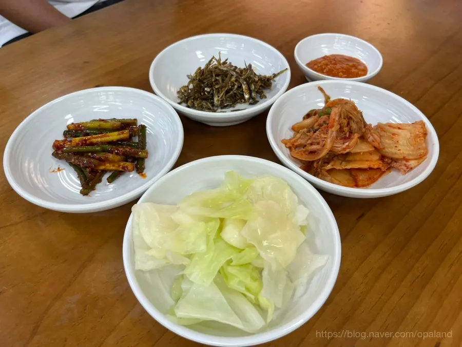 배추김치와 멸치볶음 밑반찬