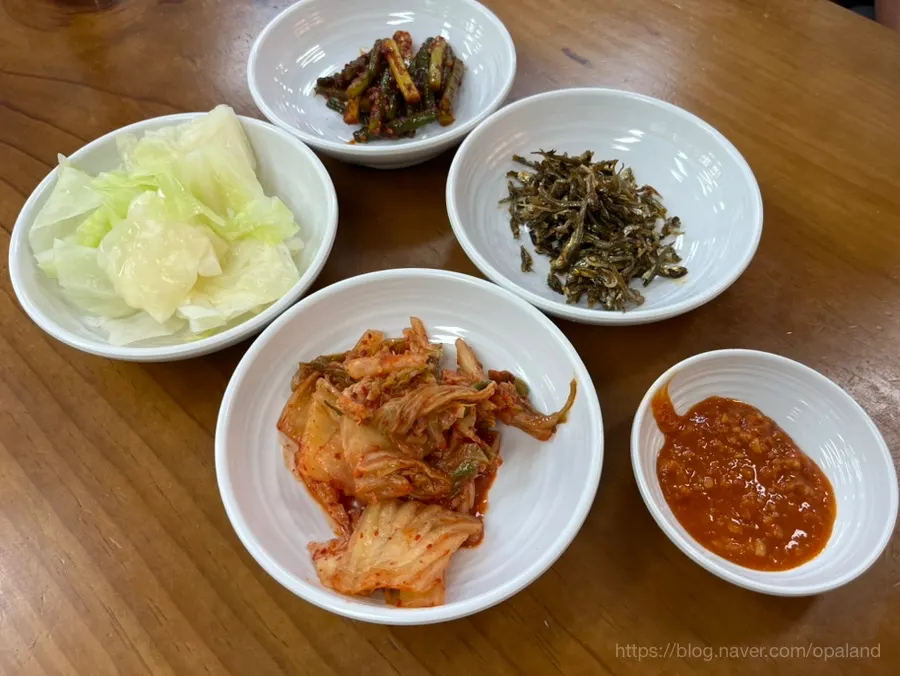 마늘쫑볶음과 양배추 밑반찬 상차림