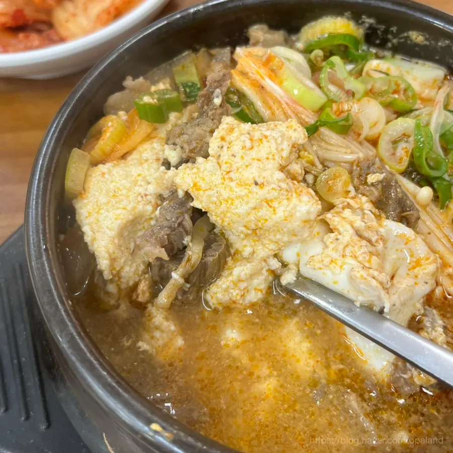 한우 순두부와 밑반찬 상차림
