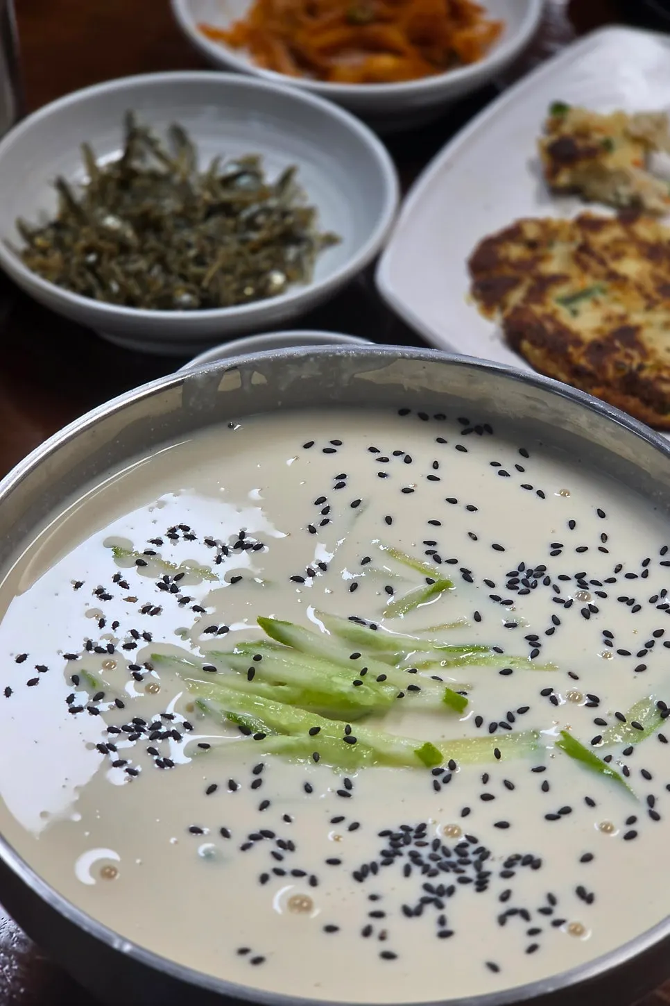 걸쭉한 콩물에 담긴 콩국수 면발
