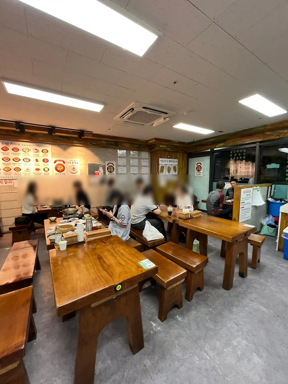 원목 테이블과 벤치가 놓인 매장 내부