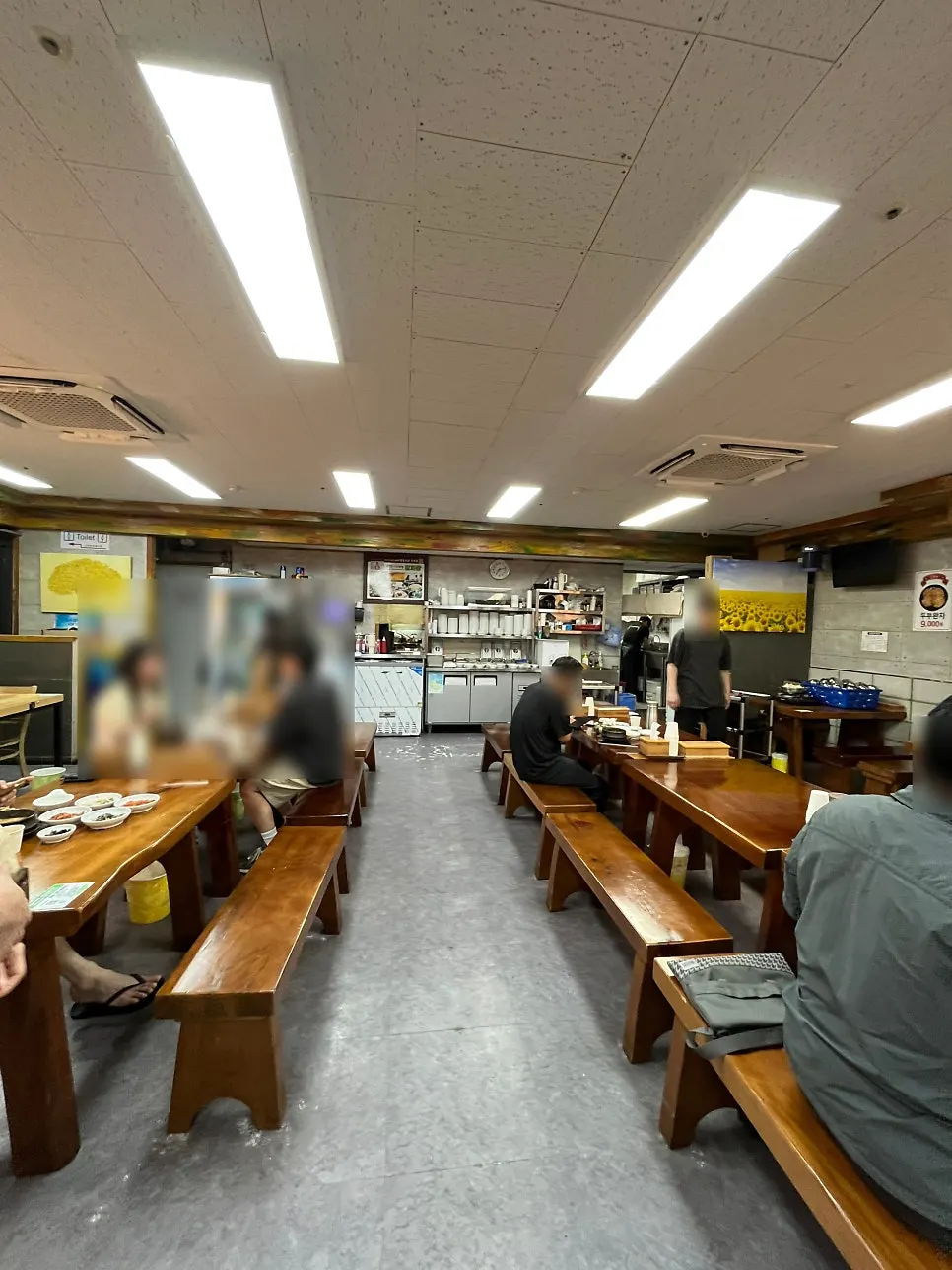 주방이 보이는 반대편 좌석 전경