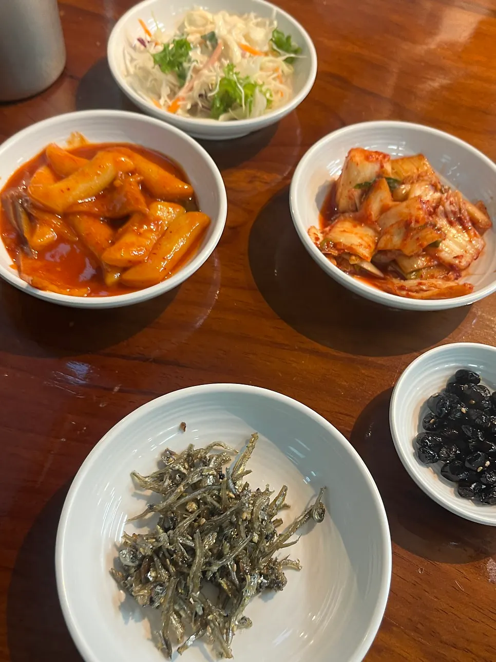 떡볶이와 배추김치, 멸치볶음, 검은콩자반 반찬상