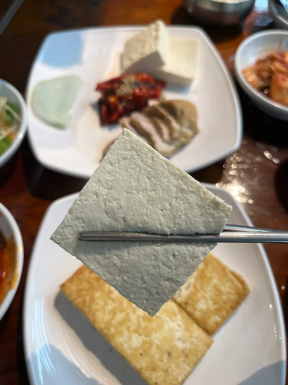 생두부에 매콤양념과 편육을 곁들인 반찬