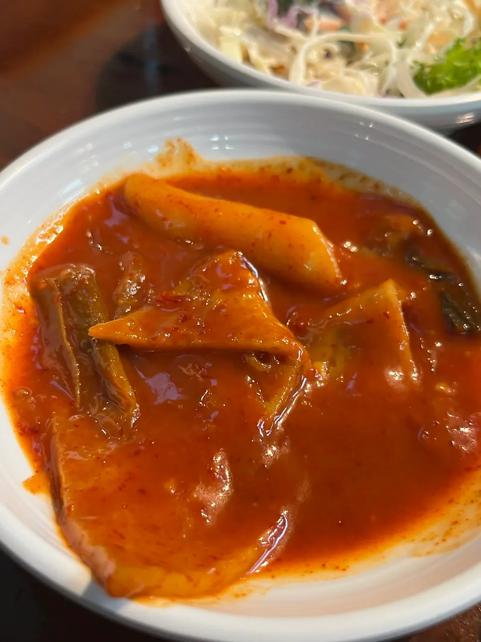 반찬으로 나온 떡볶이 접시