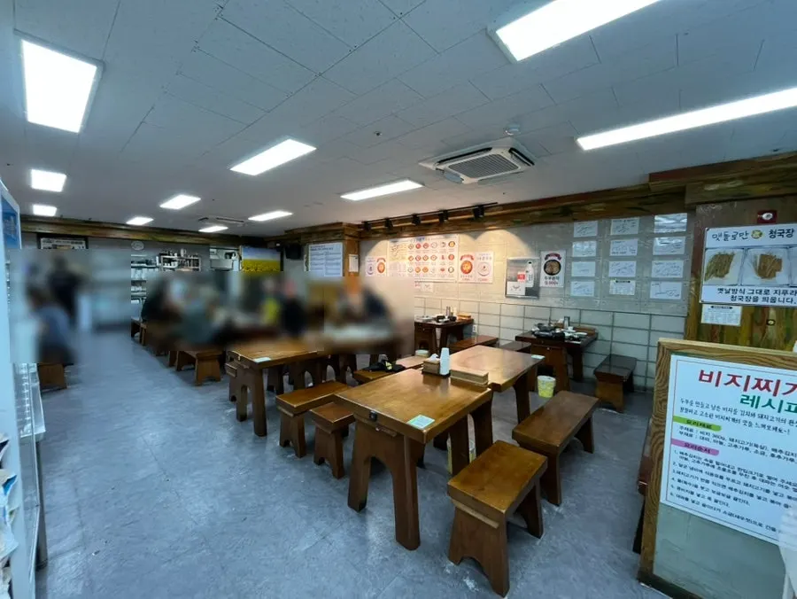 Interior of Maetdolroman Deungchon Branch with plenty of tables