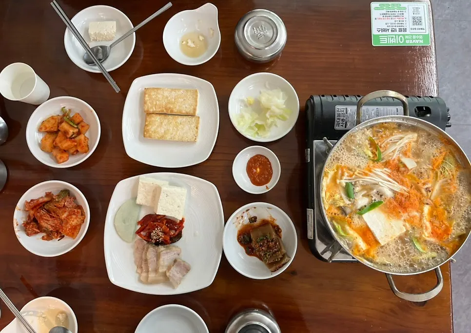 Side dishes: kimchi, kkakdugi, acorn jelly, and cabbage wraps