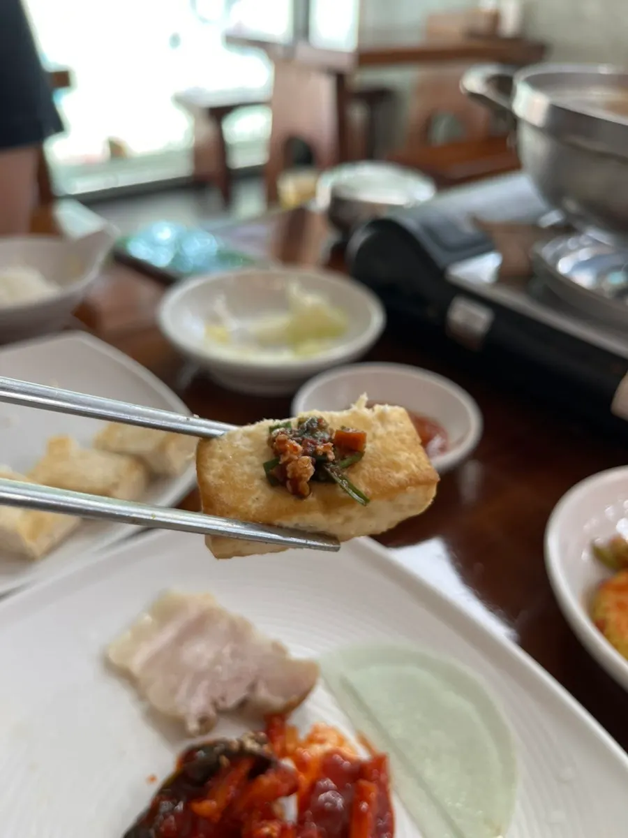 Full table setting of the Maetdolroman set meal