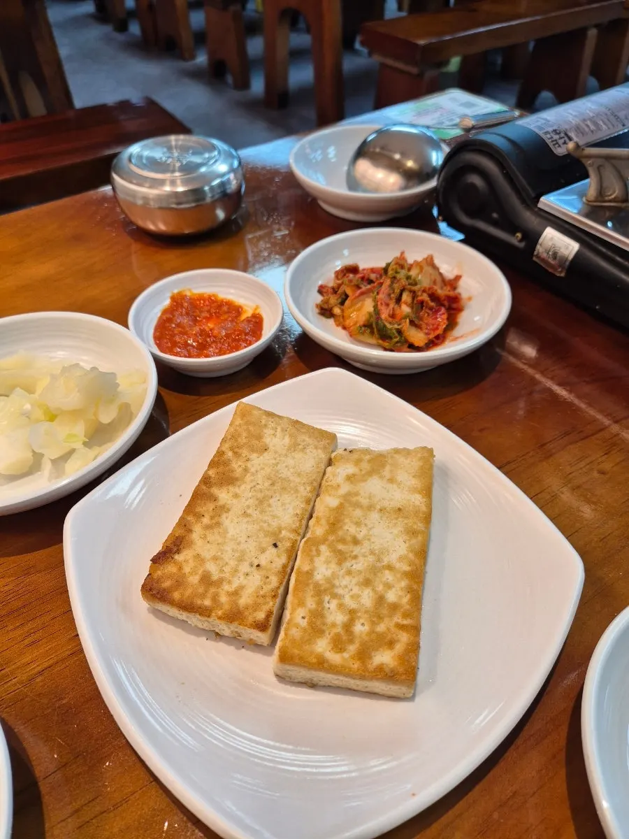 Full spread of the Maetdolroman set meal for two