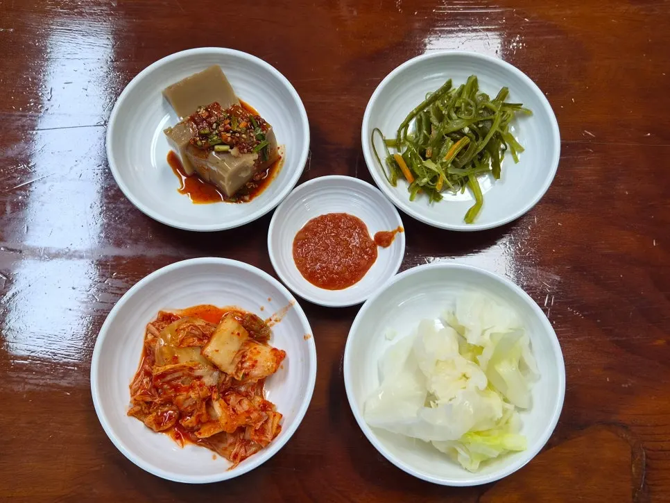 순두부와 반찬이 놓인 테이블