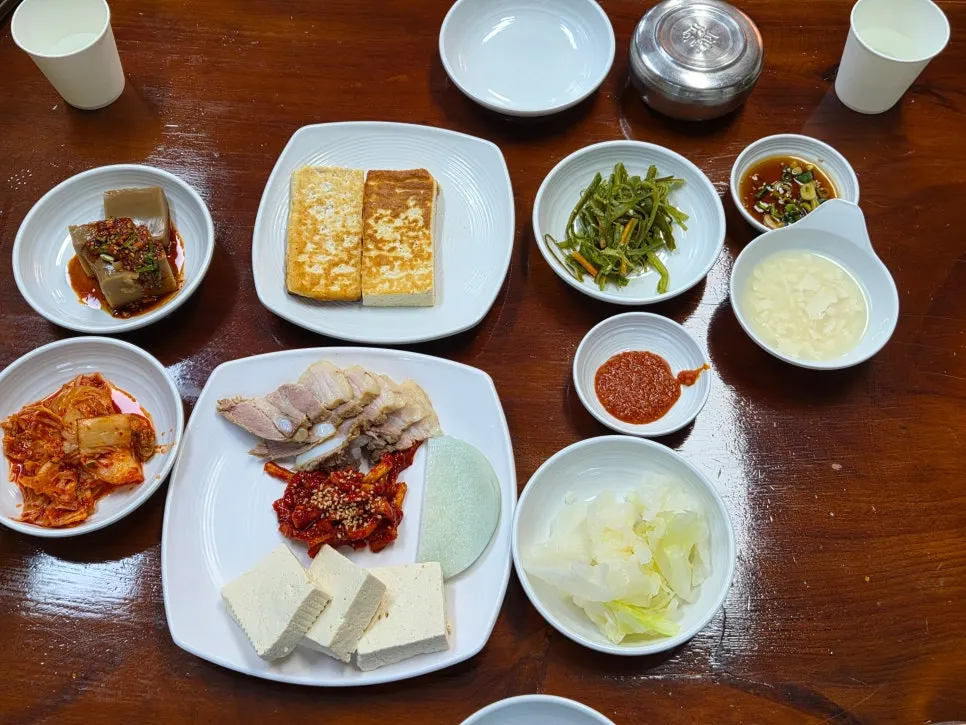 맷돌로만 정식 한 상