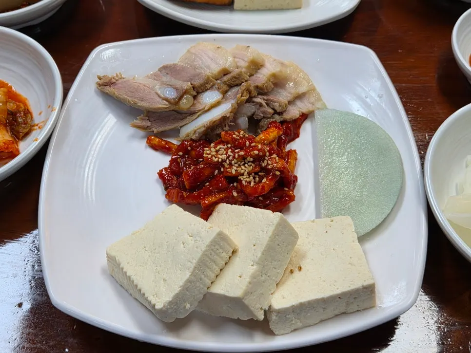 정식에 나온 고기 반찬