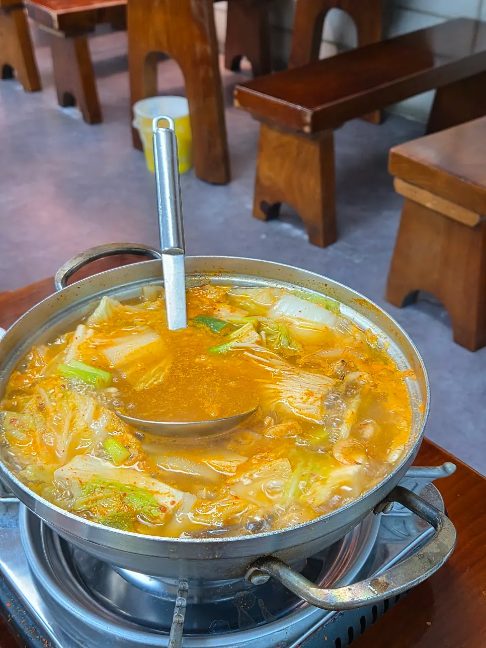 전골을 덜어 담은 그릇