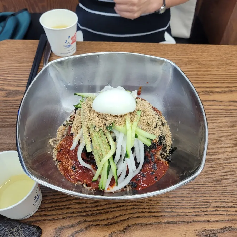 테이블에 놓인 비빔막국수 곱배기