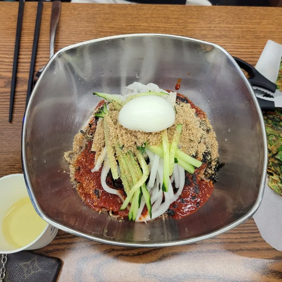 얇게 부쳐진 새우부추전