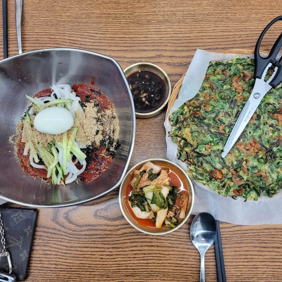 비빔막국수 곱배기와 새우부추전 한상
