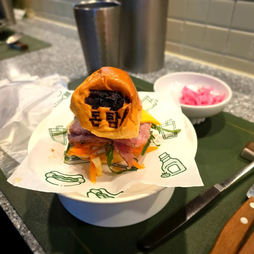 캐러멜라이징 양파와 수제 패티의 시그니처 버거