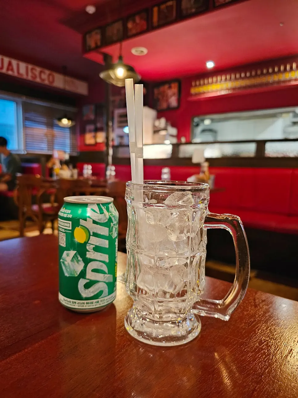 チーズディップソースとトルティーヤチップス、飲み物