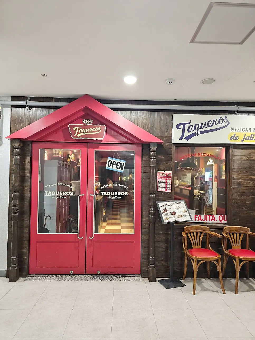 食事を終えたタケロスのテーブル