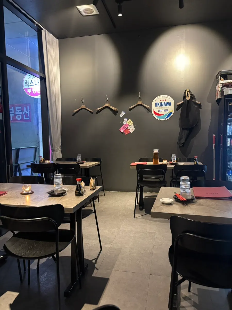 크로 이자카야 입구와 안내