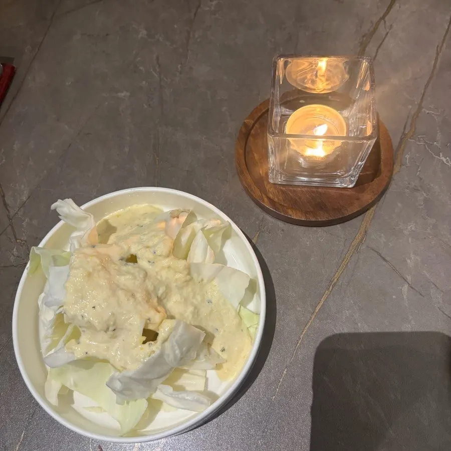 테이블에 놓인 기본 안주