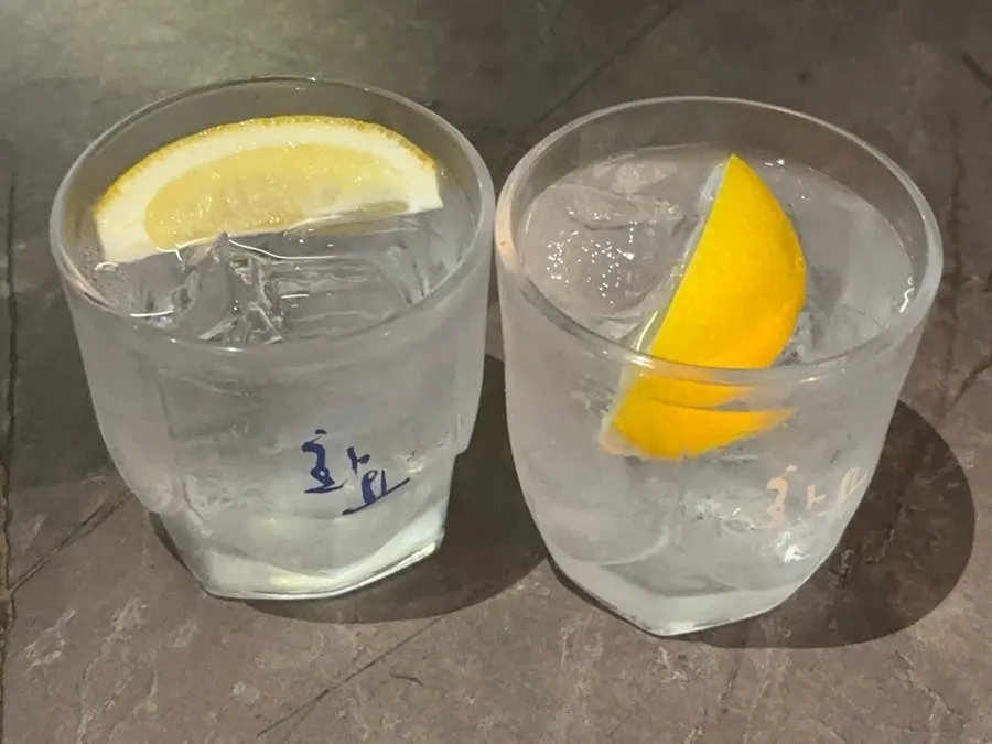 얼음 바켓과 함께 나온 한라토닉 세트