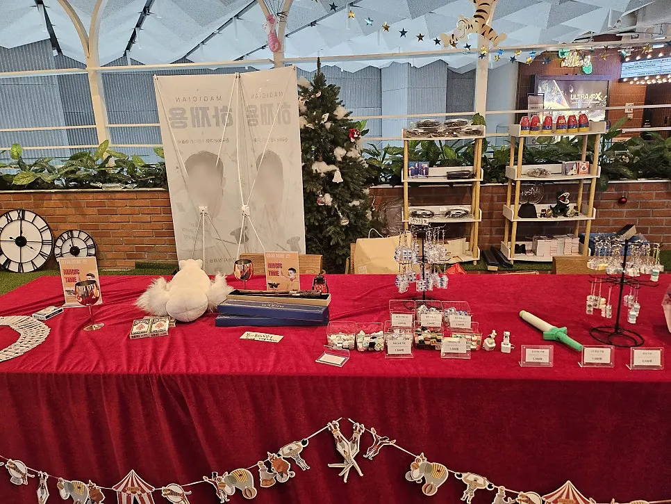 Display of touchable magic props