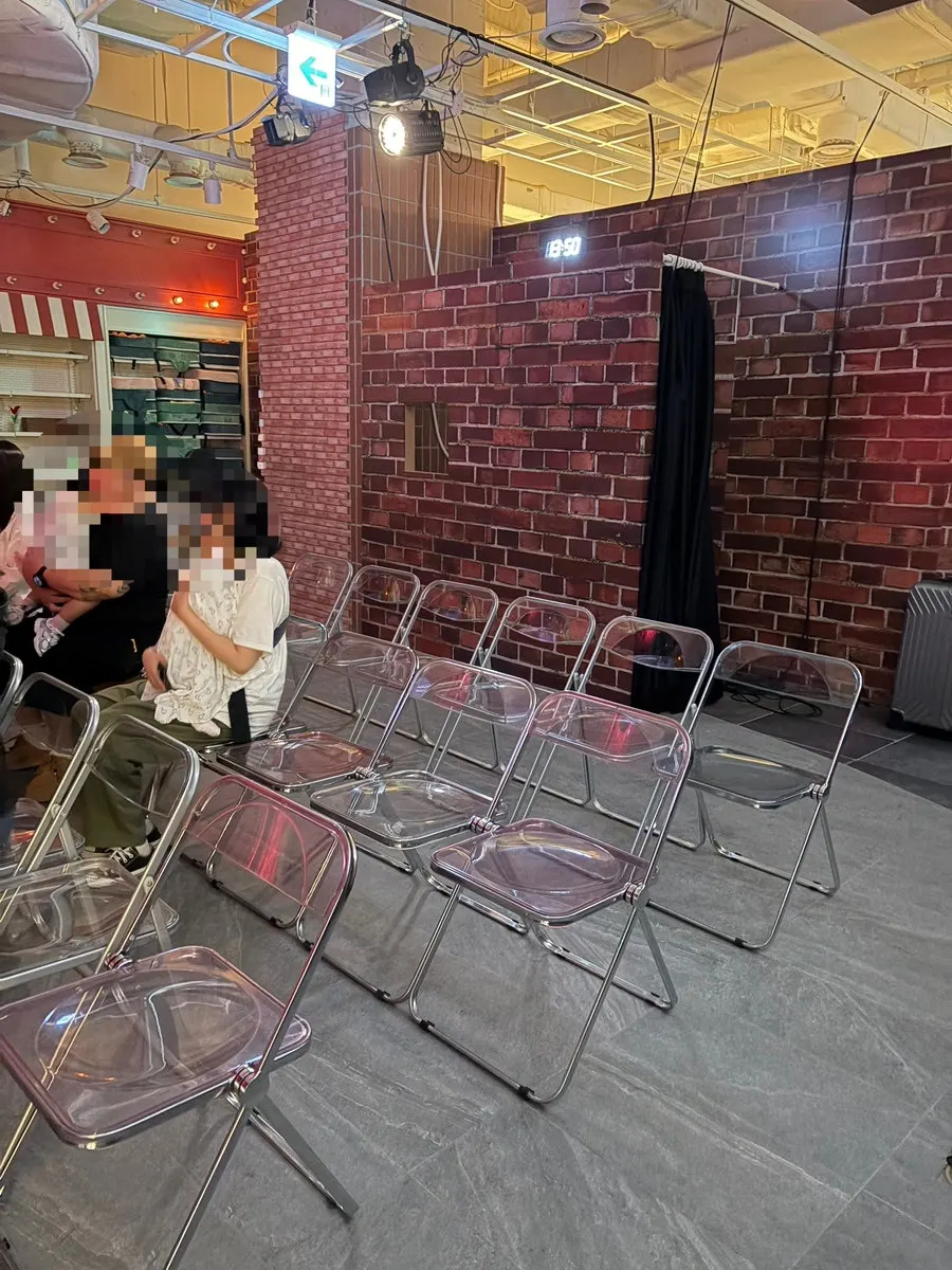 입장 안내가 붙은 공연장 입구