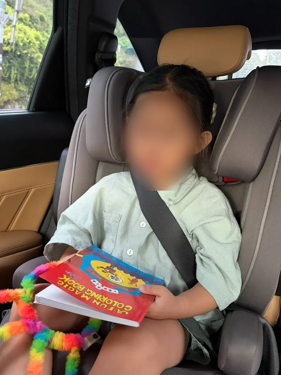 선물로 받은 마술책을 보는 아이