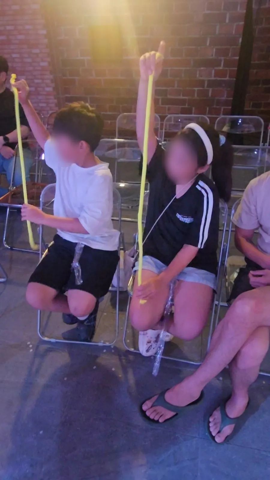 学んだマジックを道具で実際にやってみる子どもたちの体験