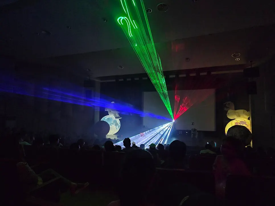 공연 후반부의 LED 쇼 장면
