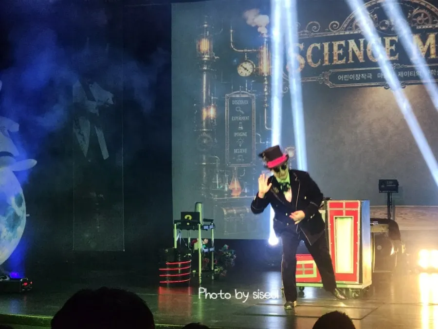 Scene of sidekick Toto appearing during the Science Lab show
