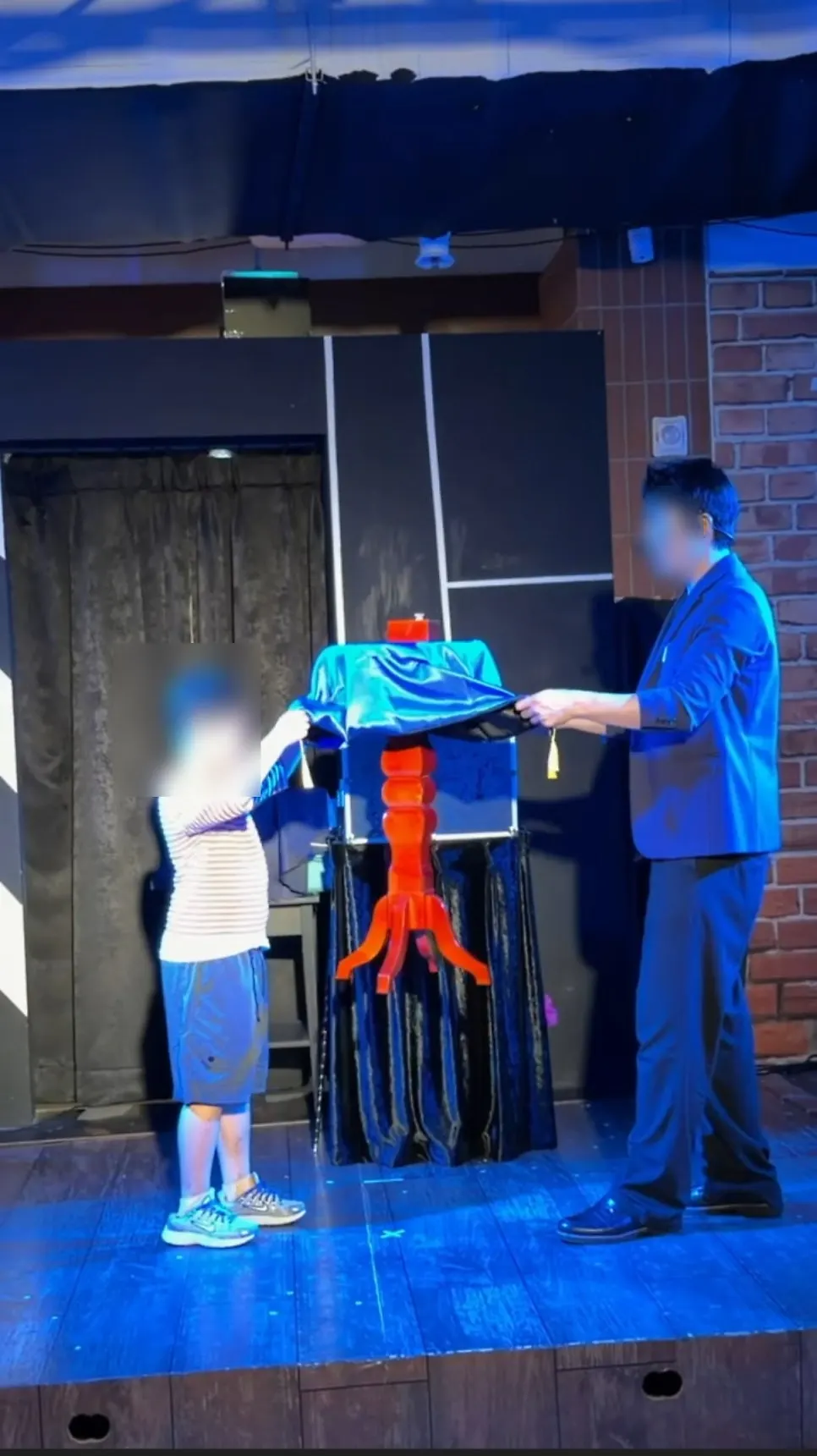 무대에 올라 마술에 참여하는 아이