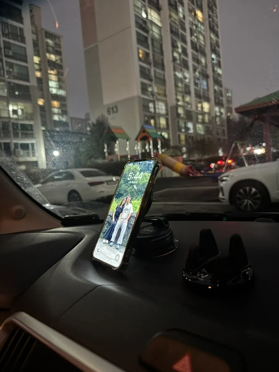 Car phone mount that rotates between portrait and landscape