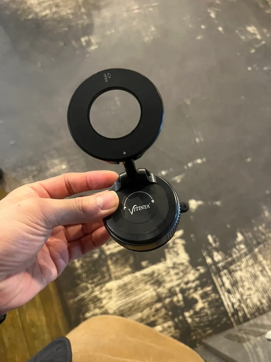 MagSafe car smartphone mount