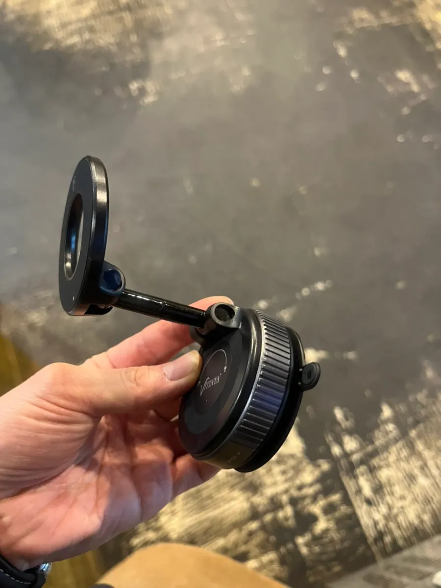 Foldable MagSafe car phone mount