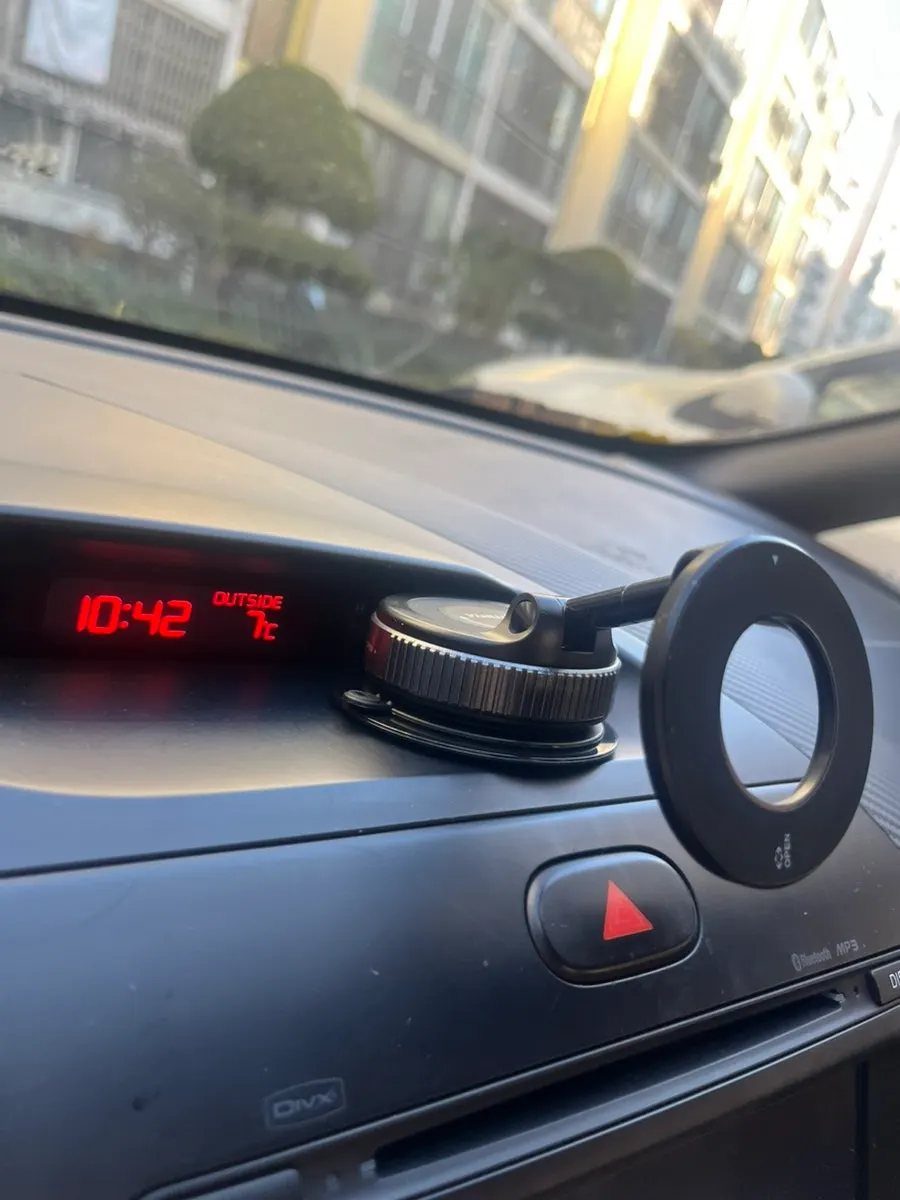 Car phone mount with dial-lock mechanism
