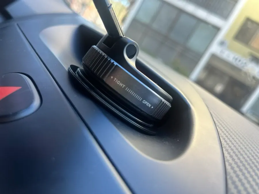Dashboard suction car phone mount