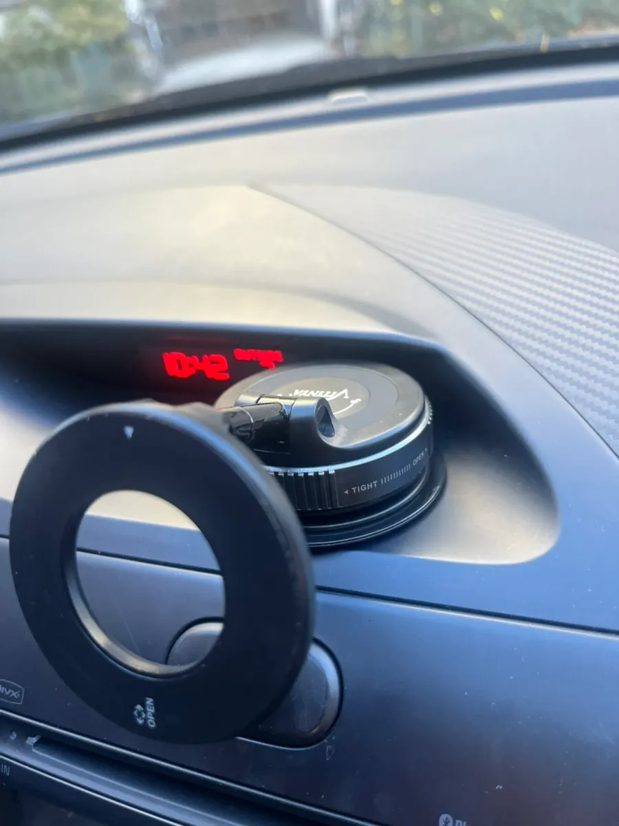 Reusable suction-pad car phone mount