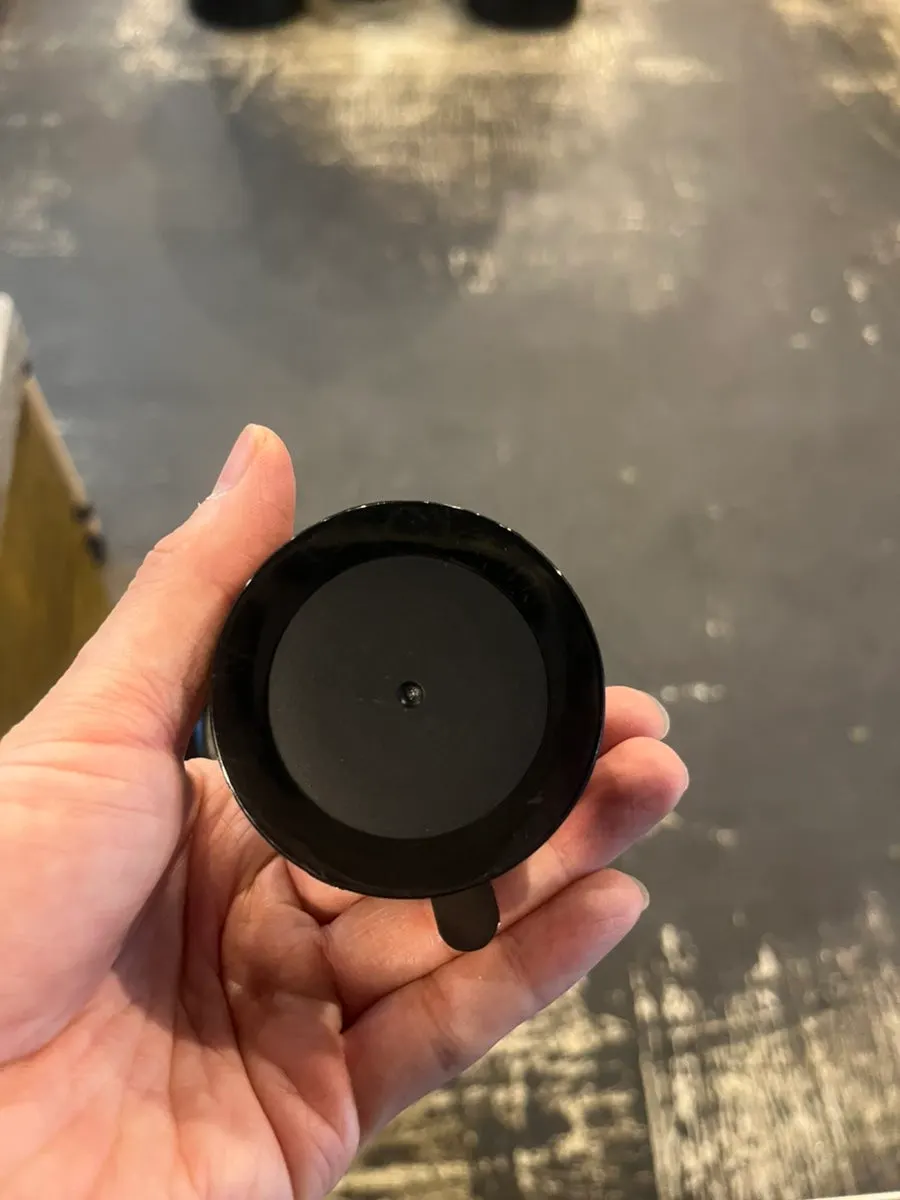 Installing a car mount secured with a dial