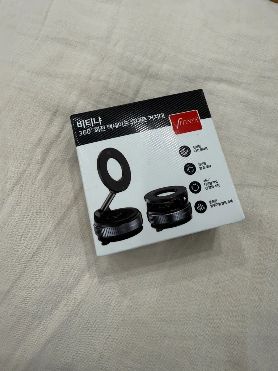 Unboxing a MagSafe car phone mount