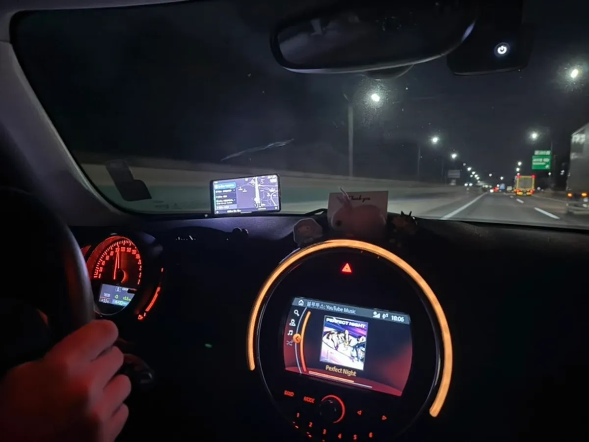 Car phone mount used during night driving