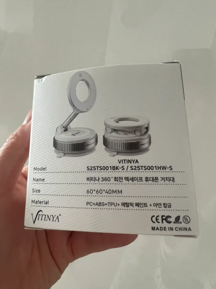 Vacuum-suction car mount