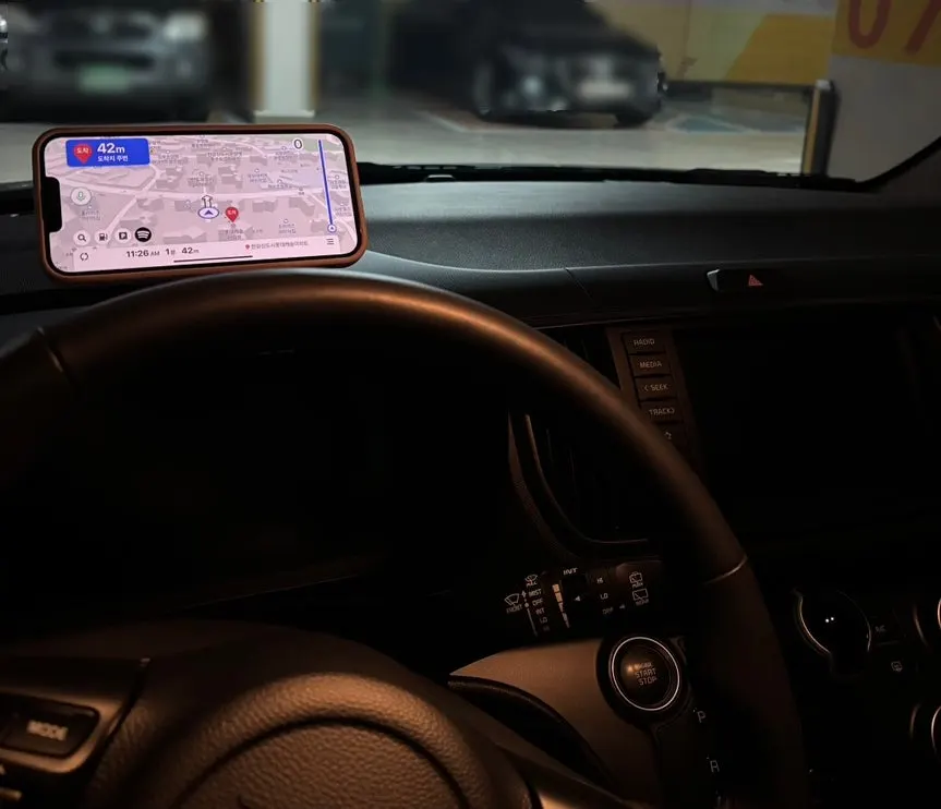 Using the phone mount above the steering wheel